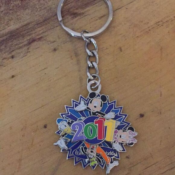 Disney Keychain with spinning motion - Picture 1 of 7